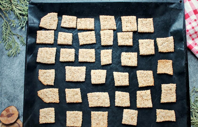 1. Этап. Крекеры с бананом: Противень застелите пергаментом или ковриком для выпечки и разложите крекеры. Поставьте противень в горячую духовку и выпекайте при температуре 180 градусов в течение 15-20 минут. Готовые крекеры остудите и снимите с противня.