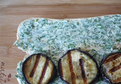 1. Этап. Сэндвичи с плавленым сыром и баклажанами: Затем положите обжаренные ломтики баклажан на одну половинку булочки.