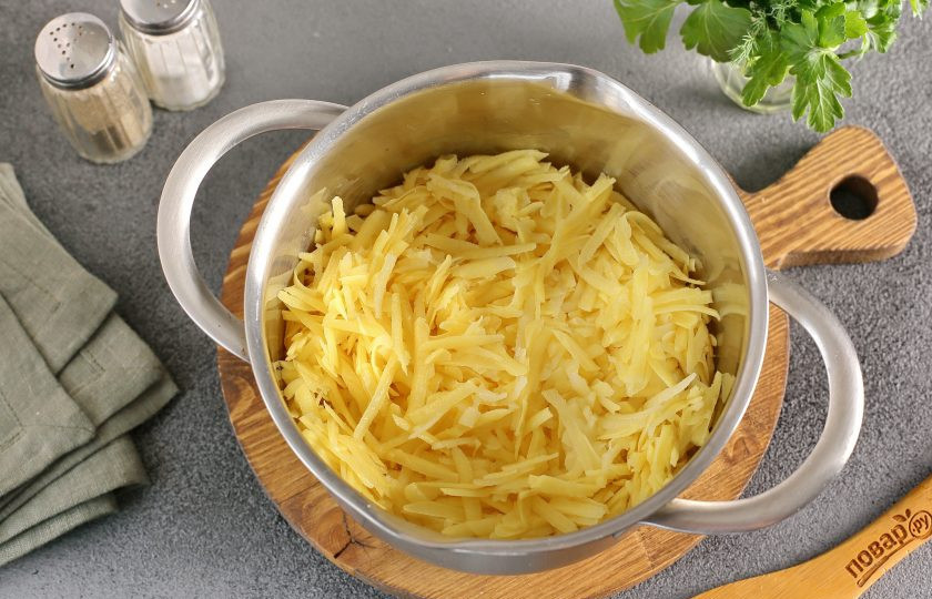 1. Этап. Картофель Романофф: Картофель натрите на крупной терке.