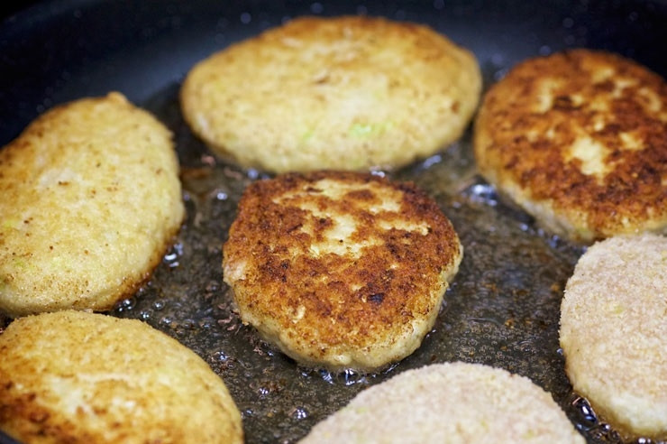 1. Этап. Котлеты из курицы и капусты: 7. Выложите на сковороду с разогретым маслом и жарьте на среднем огне с двух сторон до румяности.