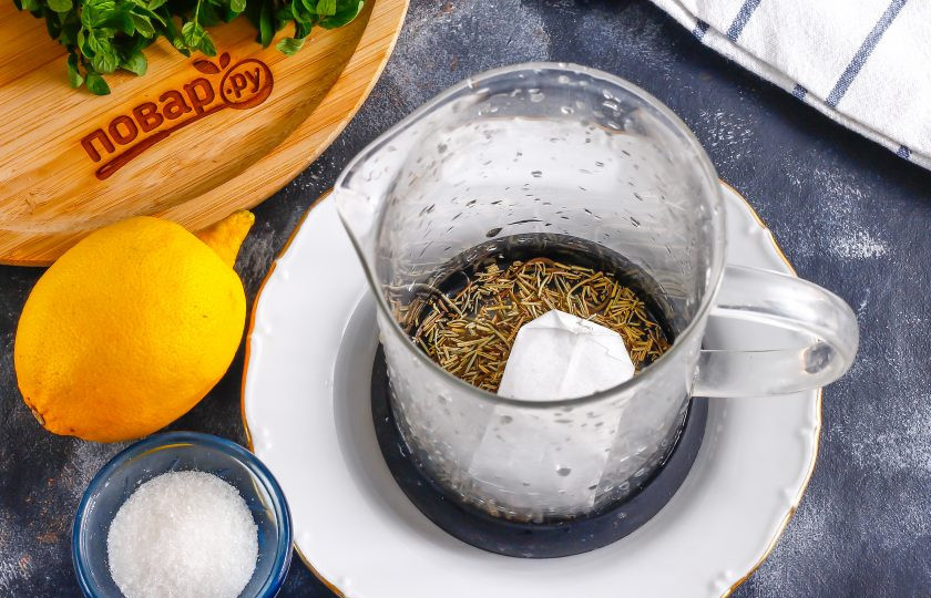 1. Этап. Чай с розмарином и имбирем: Выложите в заварочный чайник пакетик чая либо замените его 1 ст.л. чайной заварки. Добавьте туда же сушеный розмарин.