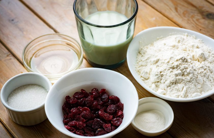 1. Этап. Вафли с клюквой: Все ингредиенты выложите на стол.
