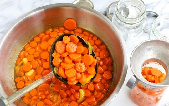 1. Этап. Быстрый маринад для моркови: 3. Оставьте морковь в маринаде при комнатной температуре до полного остывания. После разложите по баночкам и уберите в холодильник. Пробовать можно уже через сутки. Приятного аппетита!