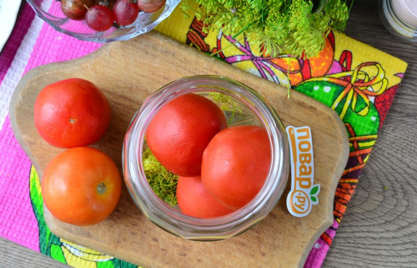 1. Этап. Помидоры с крыжовником на зиму: Выложите хорошо промытые помидоры.