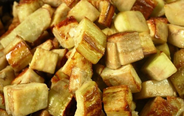 1. Этап. Баклажаны с шампиньонами: Обжаренные до готовности шампиньоны перекладываем к луку (лук уже не жарится, огонь отключен), а в свободную сковороду выкладываем баклажаны. Обжариваем баклажаны в небольшом количестве масла (если баклажанов много - в несколько подходов), после чего перекладываем к грибам и луку.