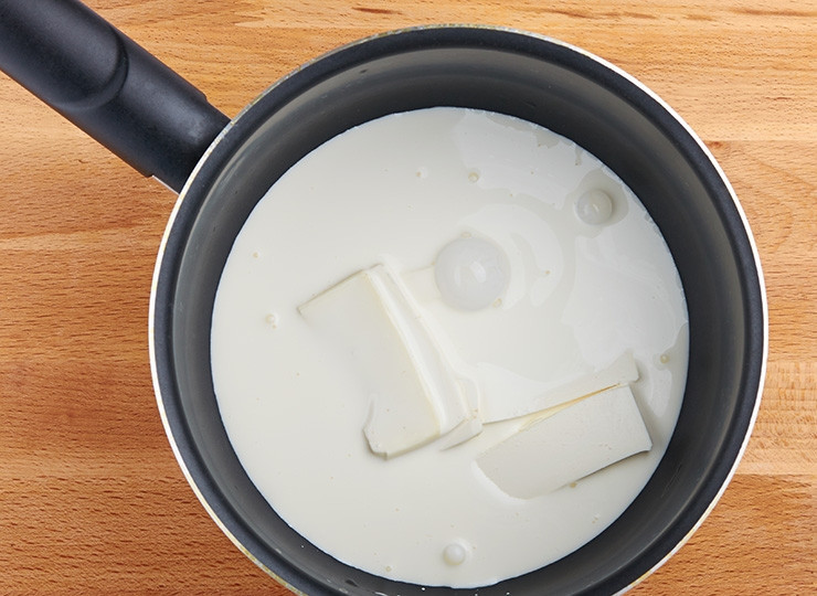 1. Этап. Рулет из индейки с беконом: Для приготовления соуса сливки с фетой, солью и перцем доведите до кипения, постоянно помешивая.