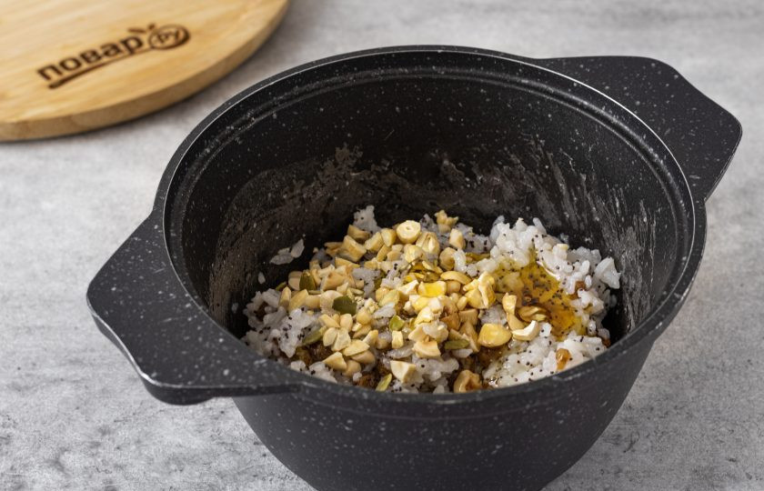 1. Этап. Кутья из риса с изюмом и медом: После добавьте мед и орехи, аккуратно все перемешайте.