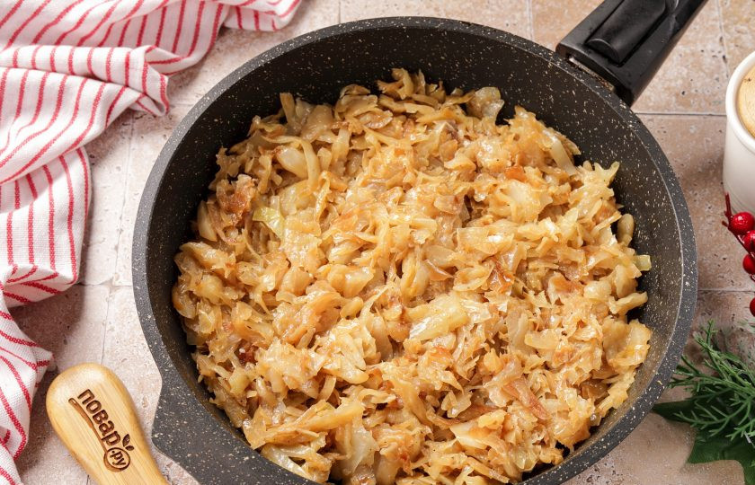 1. Этап. Новогодний пирог Змейка: В это время приготовьте начинку. Начинка может быть совершенно любая на ваш вкус. Тесто универсальное и подойдёт ко всему. Я потушила капусту. Можно потушить капусту с овощами, грибами или фаршем.