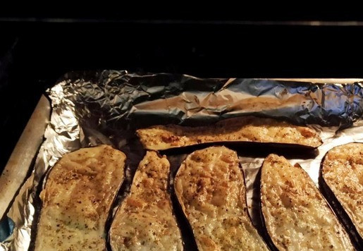 1. Этап. Баклажаны, запеченные с плавленым сыром: Поставить в разогретую духовку на 20-30 минут. Следите.