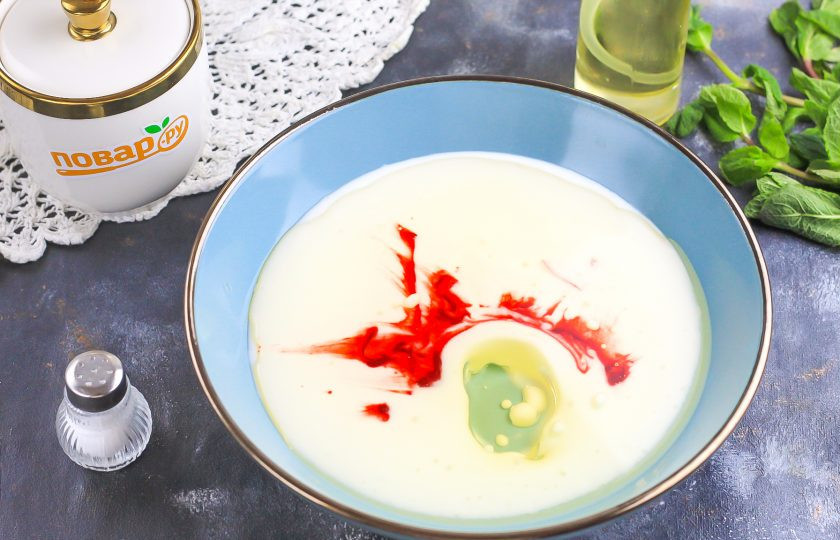 1. Этап. Трайфлы Красный бархат: Перемешайте кефир любой жирности с красителем и влейте растительное масло. Еще раз перемешайте.