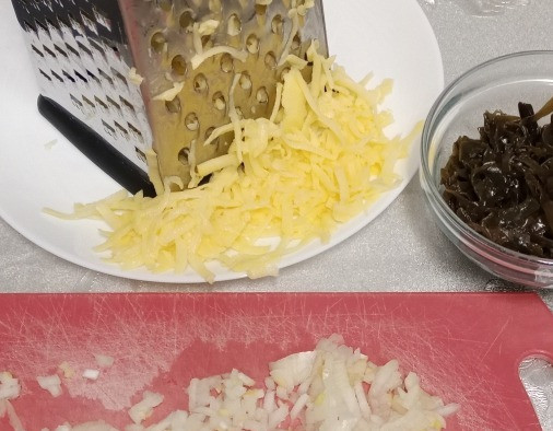 1. Этап. Сырники с морской капустой: Лук измельчить. Картофель натереть на крупной тëрке.
