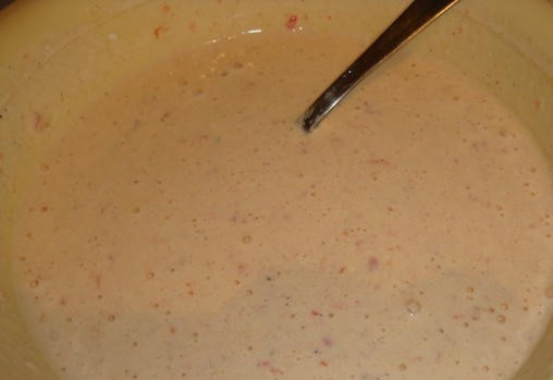 1. Этап. Картофельная запеканка с ветчиной: 5. Подготовьте специальную заливку для запеканки. Для этого положите в отдельную мисочку сметану, посыпьте молотым перцем, посолите. По вкусу добавьте аджику. Перемешайте.