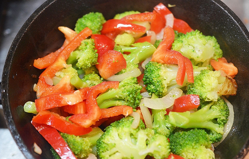 1. Этап. Фриттата с брокколи и сладким перцем: 8. Добавьте перец, обжарьте еще пару минут.