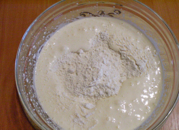 1. Этап. Морковный пирог на скорую руку: 3. Вводим муку, ванилин, барбарисовый ароматизатор. Продолжаем работать миксером.