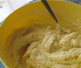 1. Этап. Торт Дунайские волны: 6. Тщательно вымешать, чтобы получилось густое тесто без комочков.