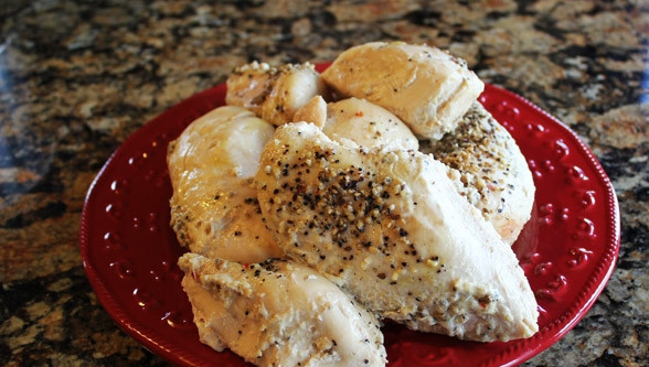 1. Этап. Отварная куриная грудка: Когда курочка сварилась, достаньте её, выложите в миску и посыпьте специями для курицы и зеленью. Дайте настояться в течении пяти минут.