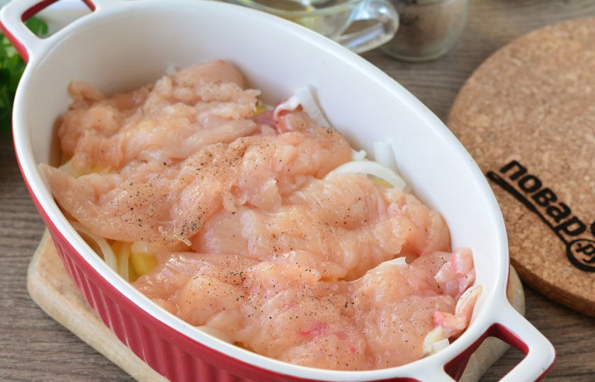 1. Этап. Курица в яично-сырной заливке: Выложите слой куриного мяса в форму.