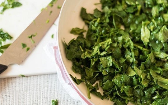 1. Этап. Закусочный пирог со шпинатом и семгой: 1. Вымойте листья шпината и крупно их нарежьте.