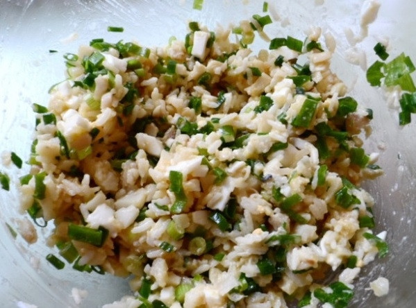 1. Этап. Пирог на кефире с рыбными консервами: 3. Извлекаем лишние кости и разделяем кусочки рыбы на части. Можно совсем измельчить, но это также по вкусу. Смешиваем отварной рис с зеленью, яйцами и консервами. У нас получилась начинка.