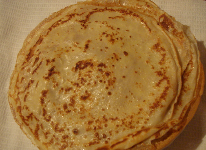 1. Этап. Блинчики с творожной массой: Блинчики выпекаем на сковородке. Много времени на это не уйдет, но чтобы они не остыли раньше времени, готовые блинчики складываем друг на друга.