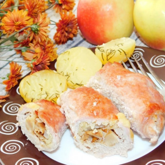 Свиные рулеты с яблоками и грибами