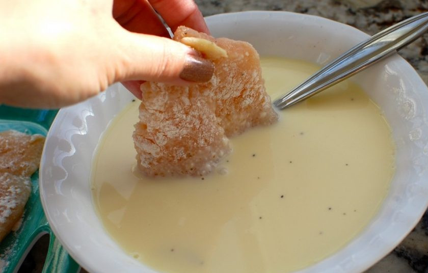 1. Этап. Куриные грудки с сыром в духовке: 5. В другую тарелку разбейте яйцо и влейте молоко, добавьте соль и перец. После муки отправьте мясо в яично-молочную смесь.