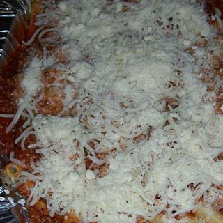 1. Этап. Тройной сырный Зити: Выкладываем тертый сыр пармезан и моцарелла. Заливаем соусом.