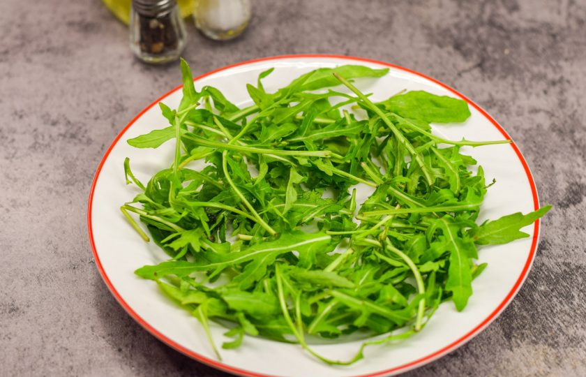 1. Этап. Свекла по-гречески: На тарелку выложите горсть свежей рукколы.