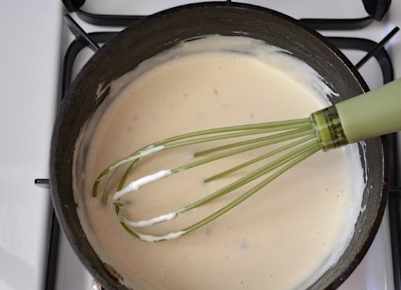 1. Этап. Пицца со сливочным соусом: 7. Затем к чесноку и маслу добавьте сливочный сыр и соль по вкусу. Взбейте и нагрейте на среднем огне ингредиенты в течение 10 минут или пока не образуется однородный густоватый соус.