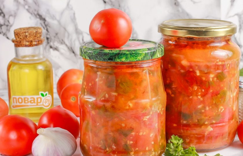 1. Этап. Помидоры Тещин язык на зиму: Сразу же закрутите крышками по резьбе или с помощью консервационного ключа. Остудите при комнатной температуре и после перенесите в кладовую до зимы.