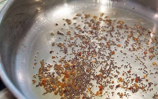 1. Этап. Пряный рис: Когда рис готов, уберите из него приправы и отбросьте в сито, чтоб стекла вода. В сотейнике нагрейте масло, добавьте семена горчицы, тмин, чили. Готовьте, пока семена не станут подскакивать.