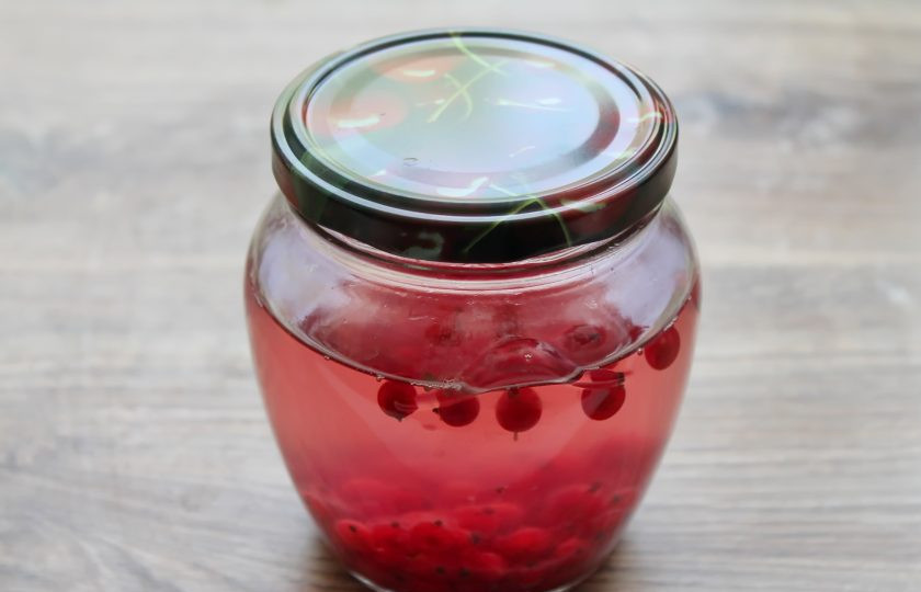 1. Этап. Наливка из красной смородины: Уберите в темное, прохладное место на 2 недели.