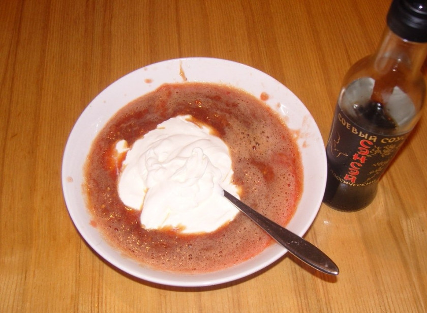 1. Этап. Куриные окорочка в соусе: 5. К томатному пюре добавим соевый соус, перемешаем. Потом сметану. Перемешаем. Зальем курицу в сковородке и убавим огонь.