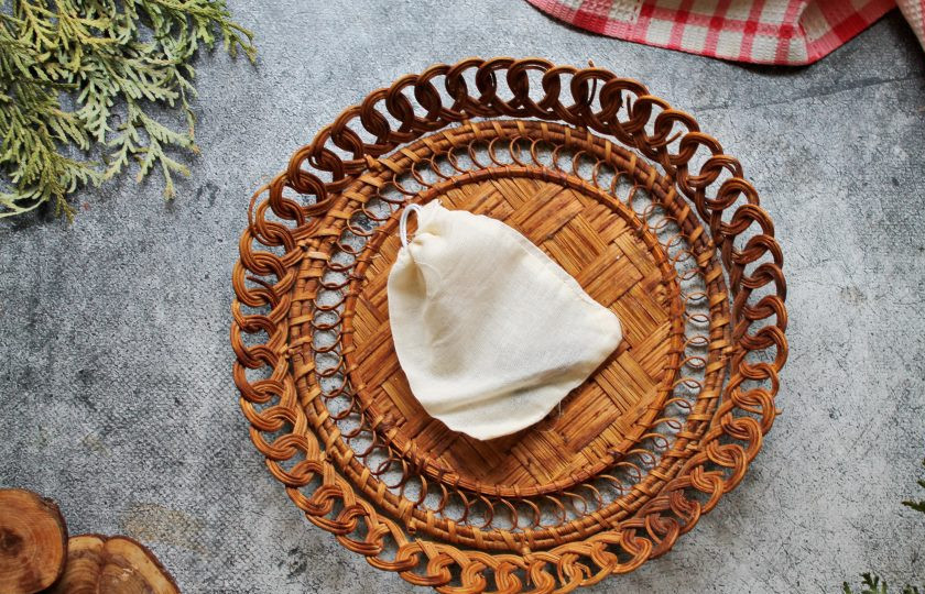 1. Этап. Самогон на калгане: Корень калгана мелко порежьте и выложите в льняной мешочек или просто завяжите узелком в чистую марлю.