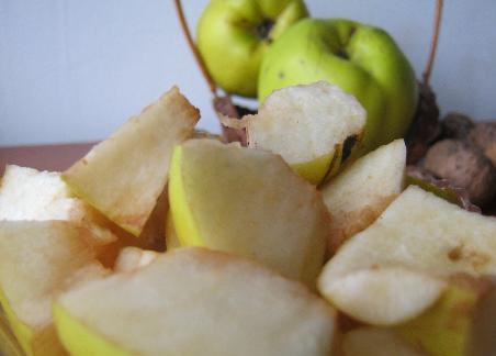 1. Этап. Варенье из айвы без воды: Итак, хорошенько промываем айву и вытираем ее насухо. Разрезаем ее пополам и удаляем сердцевину, затем нарезаем айву на небольшие кусочки.