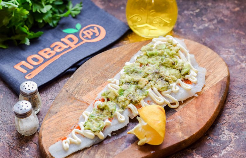 1. Этап. Рыба запеченная с авокадо: Авокадо очистите и разомните вилкой. Разложите пюре из авокадо по всей рыбе, сбрызните лимонным соком.