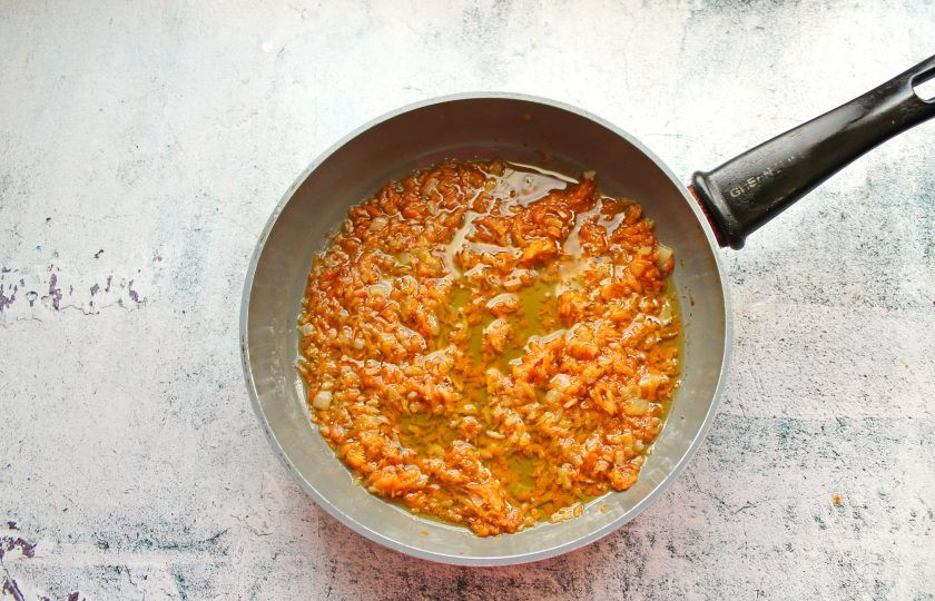 1. Этап. Икра из груздей на зиму: Репчатый лук мелко порежьте, морковь натрите на средней терке. Овощи обжарьте на растительном масле в сковороде в течение 7-8 минут на среднем огне.