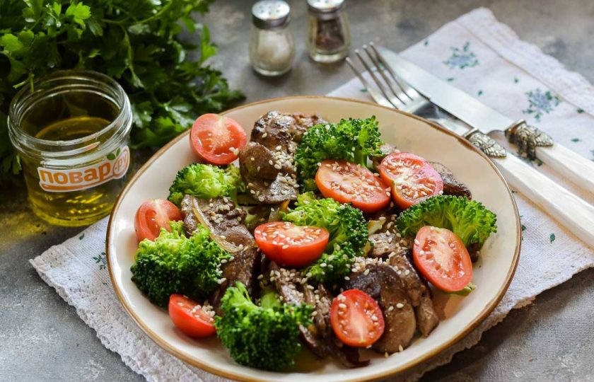 1. Этап. Салат с печенью и брокколи: При подаче посыпьте кунжутом, заправьте маслом, солью и перцем. Приятного аппетита!