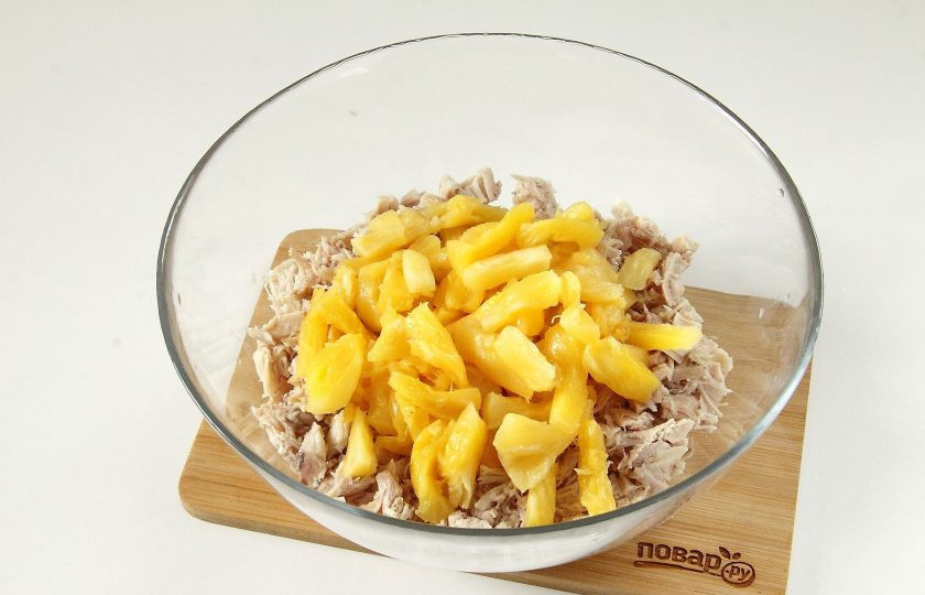1. Этап. Салат Ананас с курицей и сыром: С ананасов слейте жидкость, слегка отожмите и добавьте к филе.
