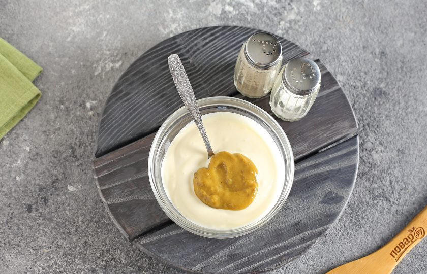 1. Этап. Маринад для шампиньонов на мангале: Добавьте горчицу и перемешайте.