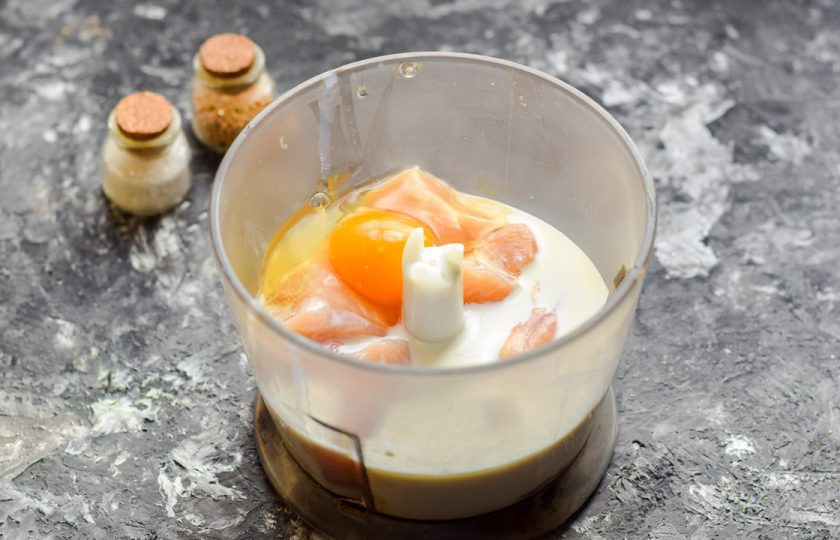 1. Этап. Домашняя колбаса для детей: Вбейте в блендер куриное яйцо, добавьте соль.