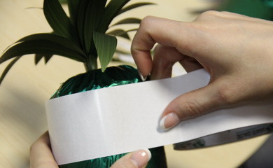 1. Этап. Ананас из конфет: 7. Как сделать ананас из конфет без мороки и клея? Довольно просто - достаточно взять двусторонний скотч, который нужно обклеить все основу.