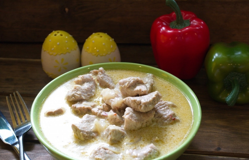 1. Этап. Свинина кусочками в соусе: Подайте мясо к столу.