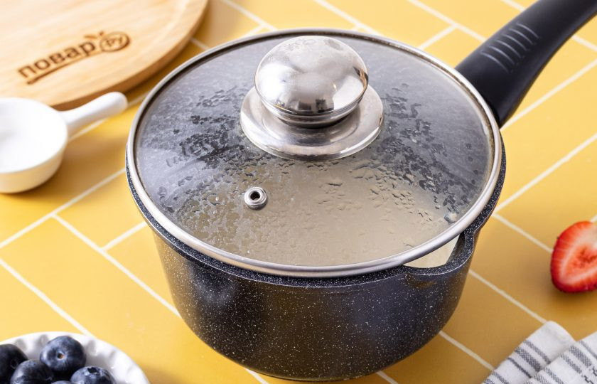 1. Этап. Манная каша простая: Накройте кастрюлю крышкой, оставьте на 5-10 минут.