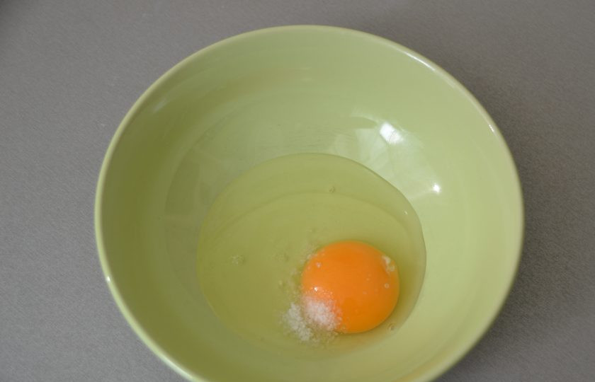 1. Этап. Суп с лапшой по-татарски: Пока варится курица, займитесь лапшой, возьмите одно яйцо, добавьте щепотку соли.