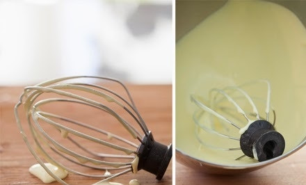 1. Этап. Торт Прага со сгущенкой: 1. Первым делом включите духовку, пусть разогревается до 180 градусов. Желтки аккуратно отделите от белков и взбейте с половиной сахара до бела.