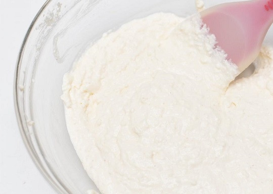 1. Этап. Диетическая творожная запеканка без манки: 2. Перемешайте все до однородности. При желании можно добавить изюм или цукаты, например.