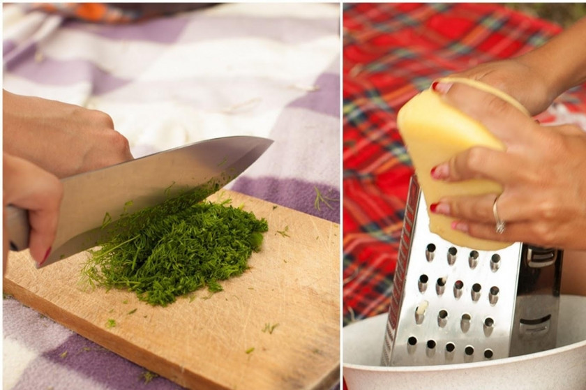 1. Этап. Лаваш с адыгейским сыром и зеленью: 2. Готовим заранее начинку: шинкуем зелень и режем некрупно помидоры, а также натираем на средней терке сыр.