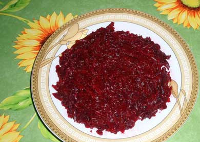 1. Этап. Салат Чайная роза: Свеклу натрите на терке.