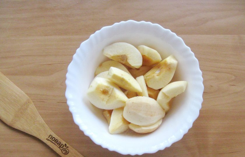 1. Этап. Компот из айвы на зиму без стерилизации: Нарежьте дольками и удалите сердцевину.